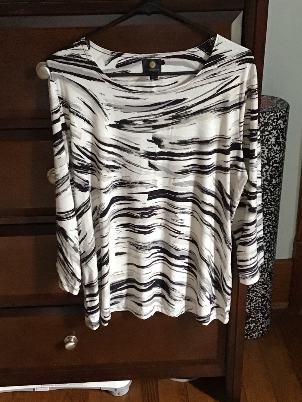 JM Collection Black & White Abstract Brushstroke Long Sleeve Tee